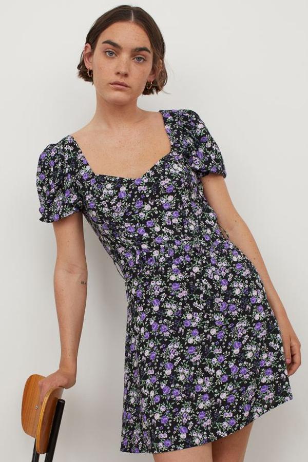 Este vestido corto de H&M con estampado de flores en tonos lila está confeccionado en viscosa y tiene escote corazón, mangas cortas abullonadas con remate clásico y cinturón a tono extraíble con hebilla de metal revestida. Cuesta 19,99 euros y está disponible entre las tallas 32 y 42.