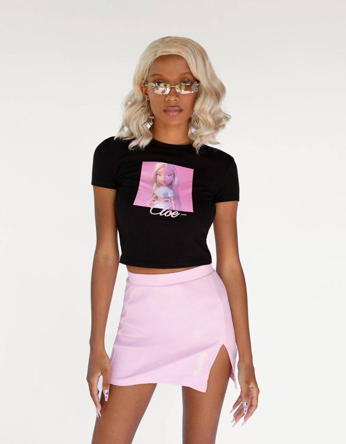Camiseta cropped en color negro  con la foto de Cloe (12,99 euros).