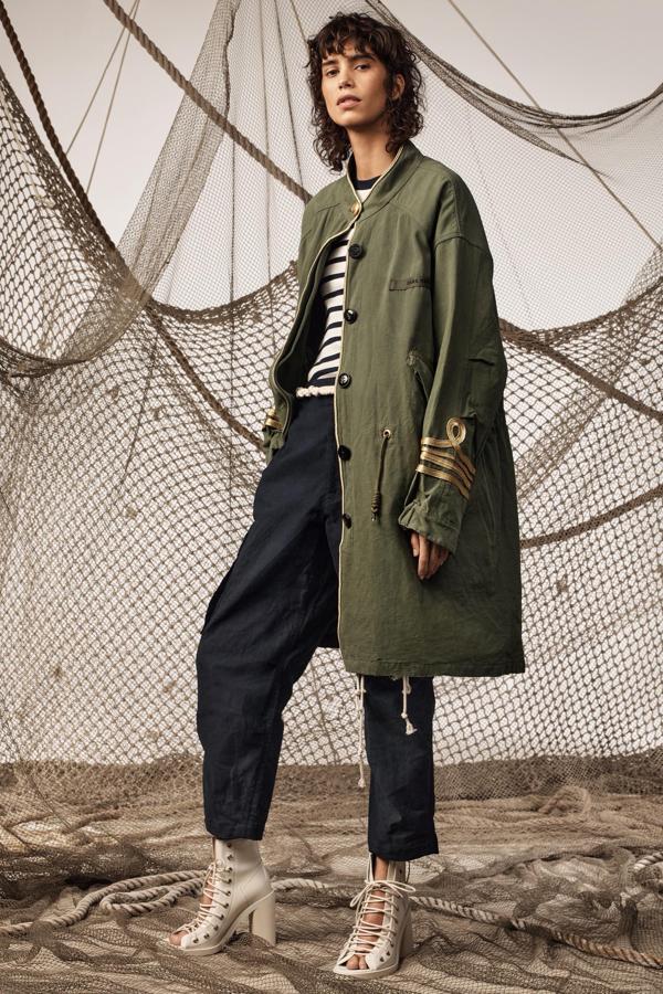 Parka (149 €); jersey de punto de rayas horizontales (49,95 €), y pantalones de tiro alto (69,95 €), todo de Zara.