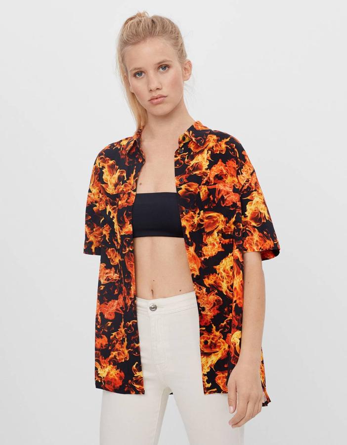 Estampado tipo fuego para esta camisa de Bershka de manga corta  que cuesta 19,99 euros  y está disponible entre las tallas XS y L.