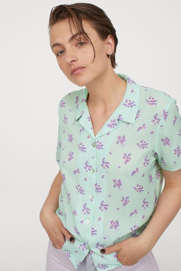 Esta camisa de H&M con fondo en color turquesa y motivos florales en lila solo se puede comprar en la web de la firma sueca por 14,99 euros, entre las tallas XS y XL.
