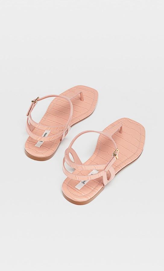 En color rosa, con grabado de estampado de cocodrilo, estas sandalias de Stradivarius cuestan 19,99 euros y están disponibles entre los números 35 y 41.