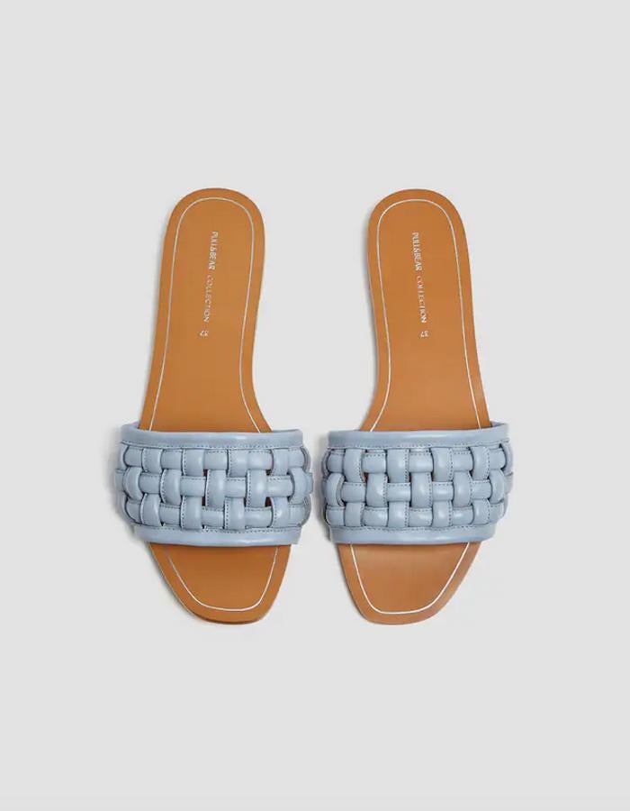 Estas sandalias planas con tira trenzada en azul en el empeine son de Pull&Bear y solo están disponibles en su página web. Tienen un precio de 35,99 euros y están disponibles entre los números 35 y 40.