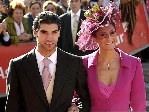 Carmina, orgullosa, lleva del brazo al altar a su hijo Cayetano.