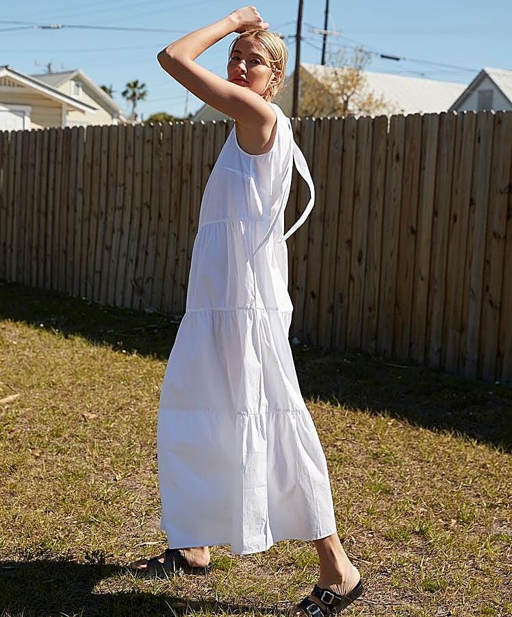 No hay verano sin vestido blanco. Es la prenda que más favorece en la época de calor, resalta el moreno y combina muy bien con todo. Un modelo como este largo y sin mangas (22 euros) soluciona cualquier look veraniego ya que lo puedes usar en un sinfín de ocasiones.
