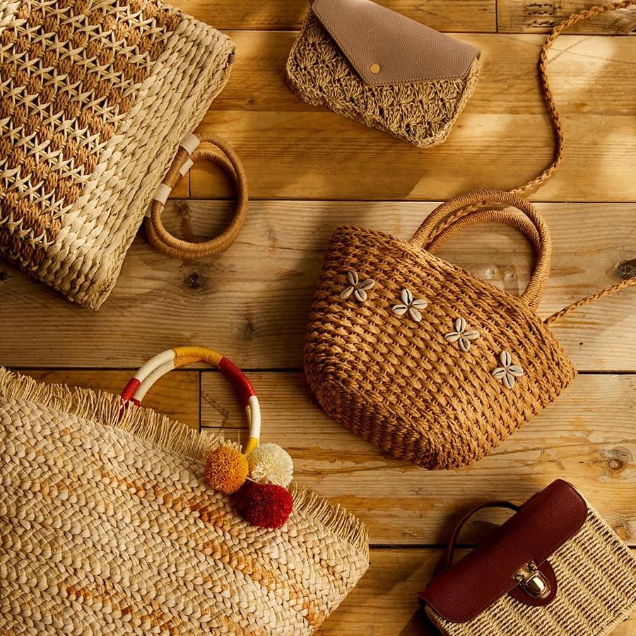 De esparto, de rafia, de mimbre... El bolso, cesta o capazo de este material ha alcanzado su punto álgido esta temporada convirtiéndose en el complemento perfecto no solo para ir a la playa, si no también para los looks de calle.