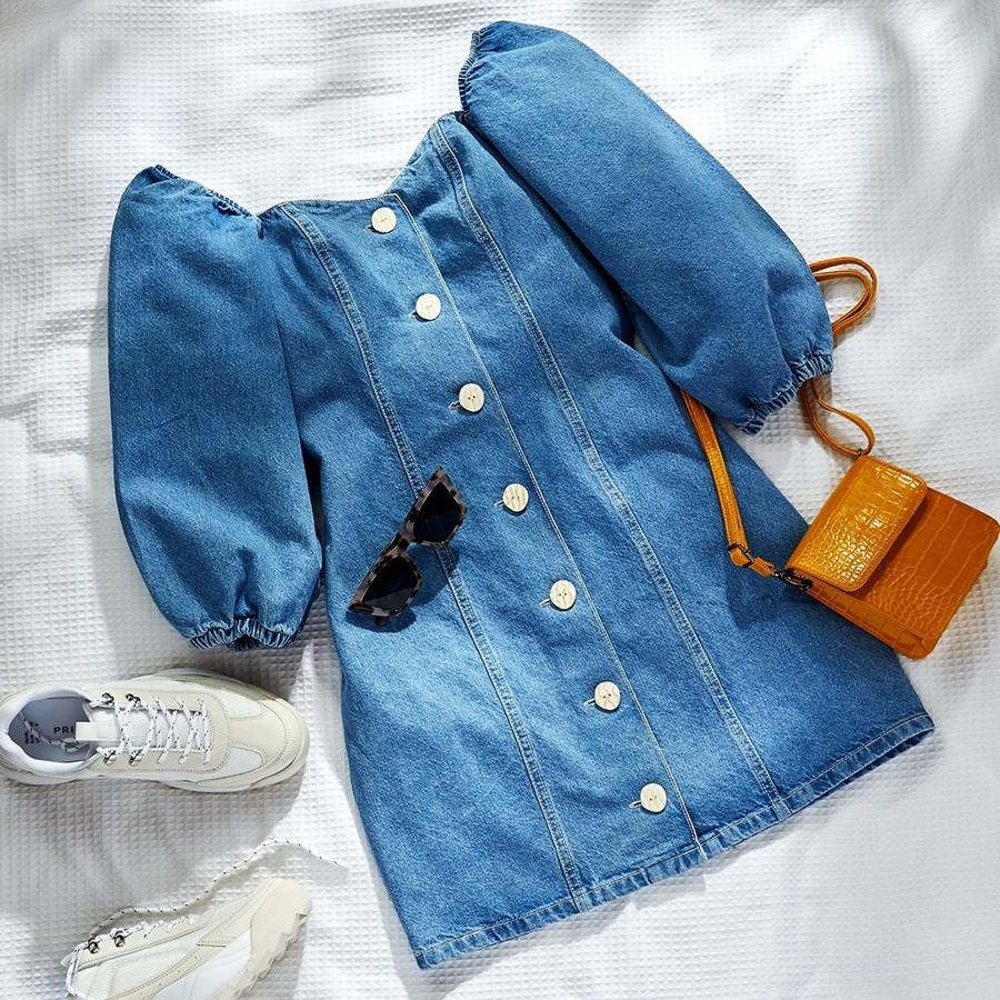 Las prendas denim han adquirido gran relevancia esta temporada, por lo que debes incluir en tu armario un mono o vestido como este para no dejar pasar esta súper tendencia.  Este mini con mangas abullonadas  es perfecto para presumir de tipazo.