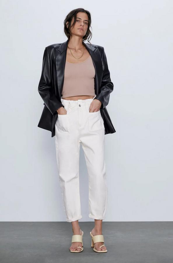 En color crudo, con cintura elástica tipo paperbag y bolsillos delanteros y traseros de plastrón, estos pantalones vaqueros de Zara con diseño baggy cuestan 25,95 euros y podemos encontrarlos entre las tallas 32 y 44.