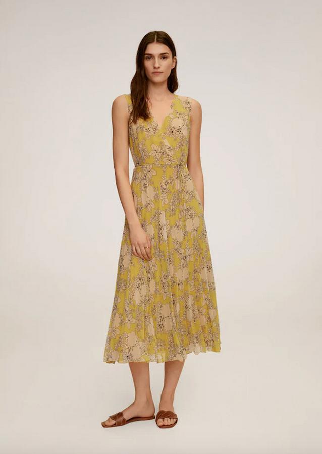 Fondo amarillo con estampado floral en tonos beige para este vestido plisado con diseño acampanado, cuello de pico y sin mangas que tiene lazada en la cintura. De 59,99 euros ha pasado a 29,99 euros y está disponible entre las tallas XS y L.