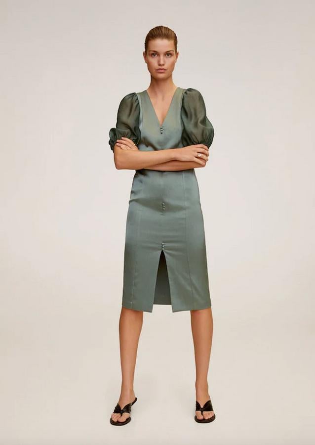 Diseño recto y cuello redondo para este vestido con mangas cortas abullonadas, detalle de botones decorativos en el frontal y abertura en el bajo. Tenía un precio de 49,99 euros y ahora podemos comprarlo por 19,99 euros entre las tallas XS y L.