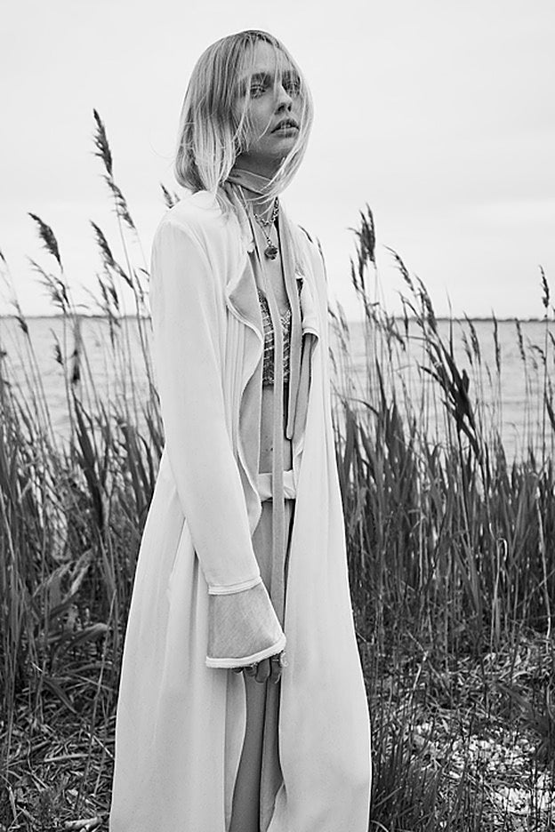 El abrigo-bata de Zara que se ha agotado en un solo día.