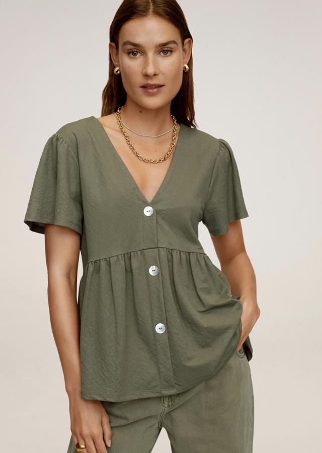 En color caqui o arena, esta blusa acampanada de manga corta con cuello de pico y cierre de botones tiene un precio de 12,99 euros.