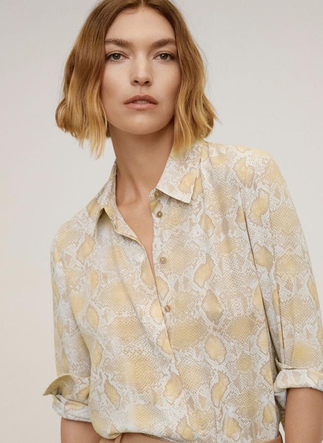 Disponible en varios estampados, esta camisa de tejido fluido y manga larga cuenta con puños abotonados y tiene un precio de 7,99 euros.