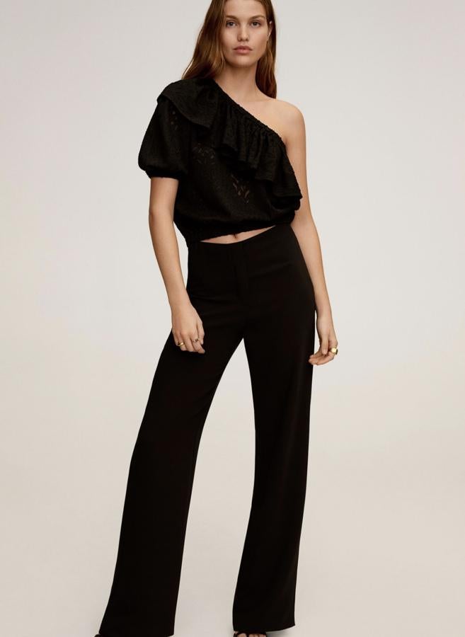 En color negro, este pantalón palazzo de tiro medio y tejido fluido cuenta con cierre mediante cremallera oculta en el lateral y tiene un precio de 29,99 euros.