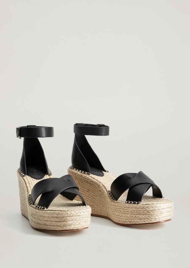 En color negro, esta sandalia con suela de yute y plataforma con tacón de 8,5 centímetros cuenta con pulsera al tobillo y tiene un precio de 29,99 euros.