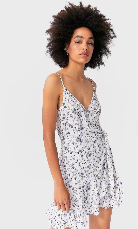 En color crudo con estampado floral, este vestido corto con escote cruzado y tirantes finos cuenta con detalle de lazo en la cintura y tiene un precio de 15,99 euros.