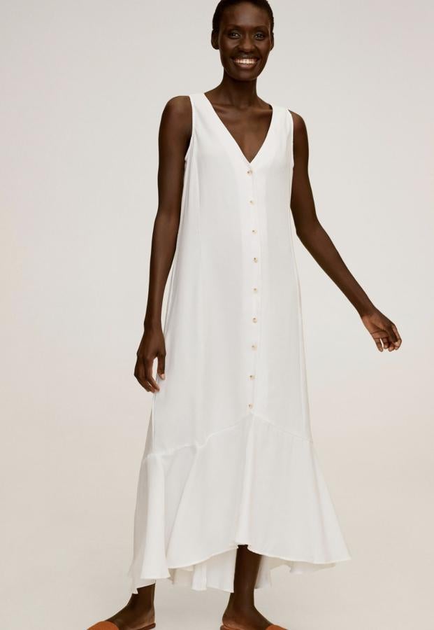 Este vestido largo de tirantes en color blanco cuenta con volantes en la falda y cierre de botones en la parte delantera. Tiene un precio de 29,99 euros.