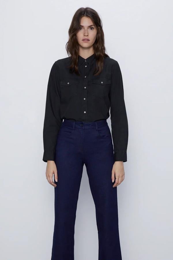 En color negro, esta camisa denim básica con cuello solapa y manga larga cuenta con bolsillos delanteros. Es de Zara y está rebajada a 9,99 euros.