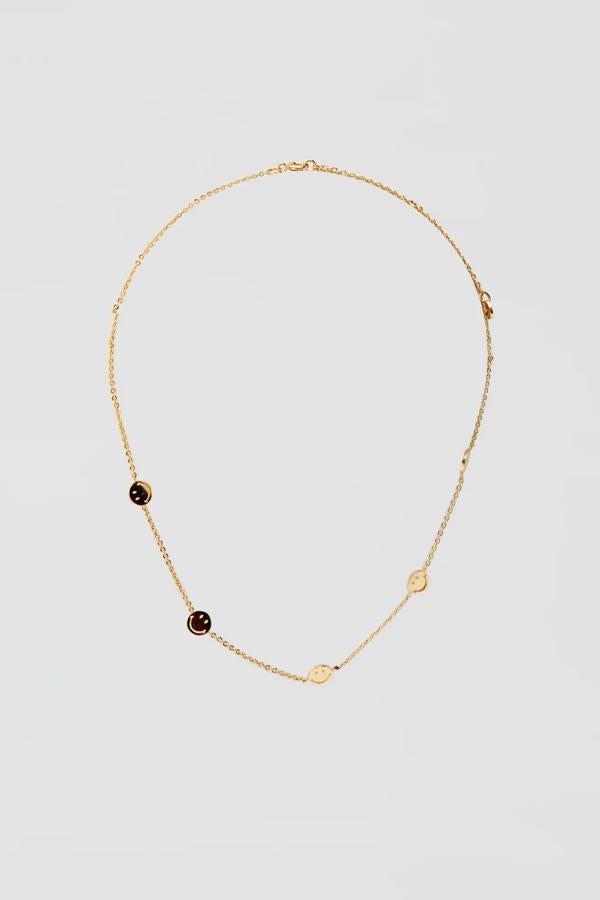 Este divertido collar bañador en oro de 22 quilates con logos de smiley y cierre con mosquetón tiene un largo de 38 centímetros. Es de Pull & Bear y tiene un precio de 12,99 euros.