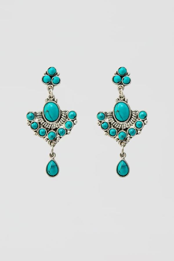 Con piedras turquesas, estos pendientes plateados de Pull & Bear tienen un precio de 7,99 euros.