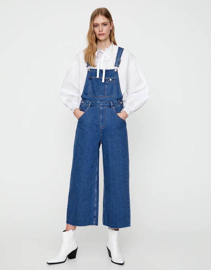 En color azul oscuro, este peto en tejido vaquero con tirantes ajustables y bolsillos es de Pull & Bear y tiene un precio de 12,99 euros.