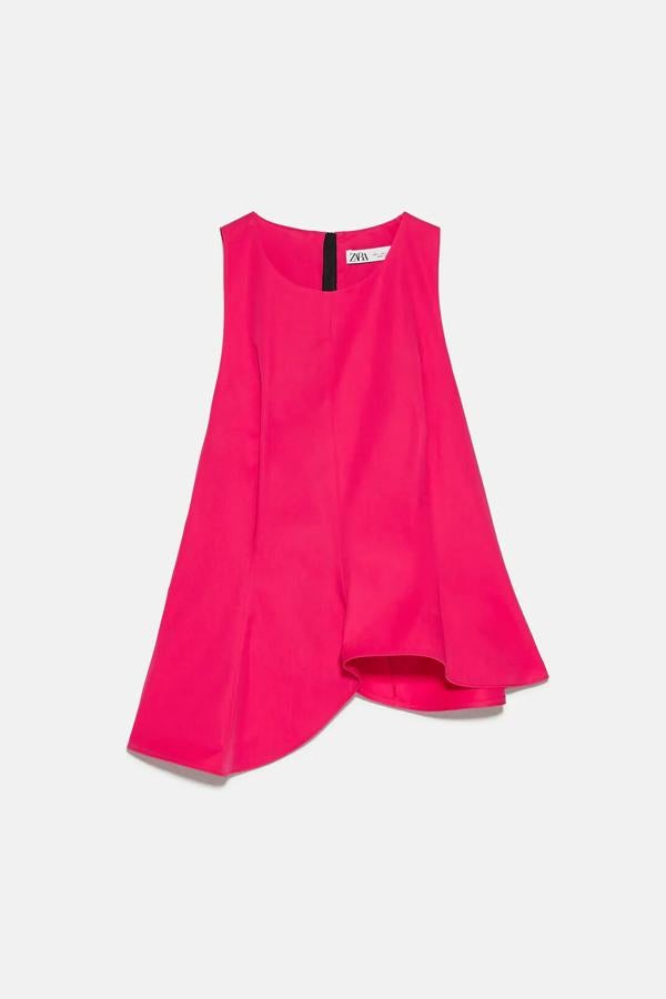 En color fucsia, este cuerpo con cuello redondo y manga sisa cuenta con bajo asimétrico y está rebajado a más de la mitad de su precio. Ahora cuesta 9,99 euros.