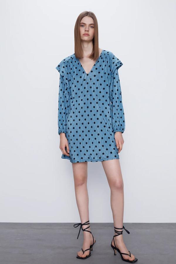 En color azul con lunares en negro, este vestido mini de corte recto y escote de pico tiene un precio de 7,99 euros.