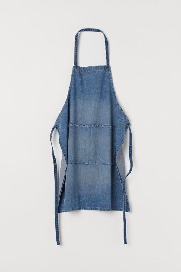 Entre las propuestas más originales está este delantal en denim lavado de algodón orgánico con bolsillos delanteros grandes dividido en tres partes. Cuesta 19,99 euros.