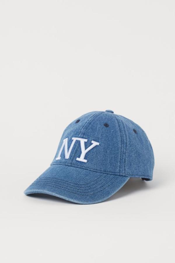 Con motivo bordado delante a contraste, esta gorra denim con cierre ajustable de hebilla es de H&M y cuesta 9,99 euros.