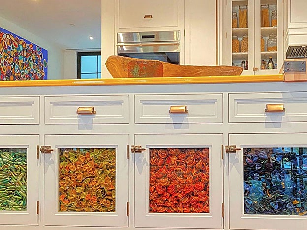 Otro detalle de la cocina que funciona solo en teoría: pasta tras los cristales.