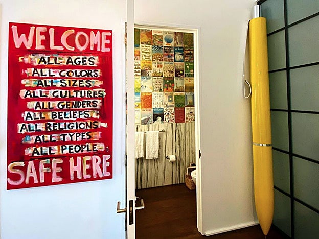 Un bolígrafo gigante recibe en la puerta del cuarto de baño de Gigi Hadid.