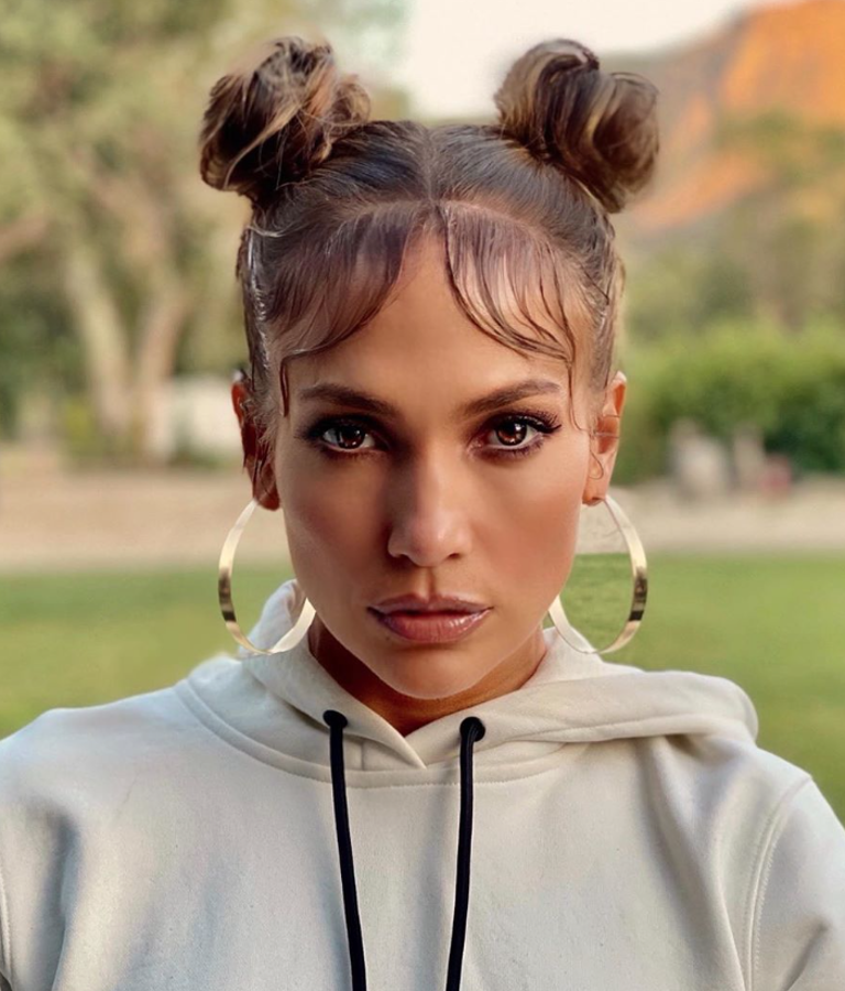 Otro básico de la belleza que tenemos que seguir a rajatabla, como hace Jennifer Lopez: dormir las horas suficientes. La megaestrella neoyorquina no duda en admitir que suele dormir alrededor de nueve o diez horas diarias, dependiendo de la cantidad de ejercicio que haya realizado durante el día. Si puedes permitirte quitarle horas al día, no dudes en hacerlo. Si no, no bajes de las ocho horas diarias.