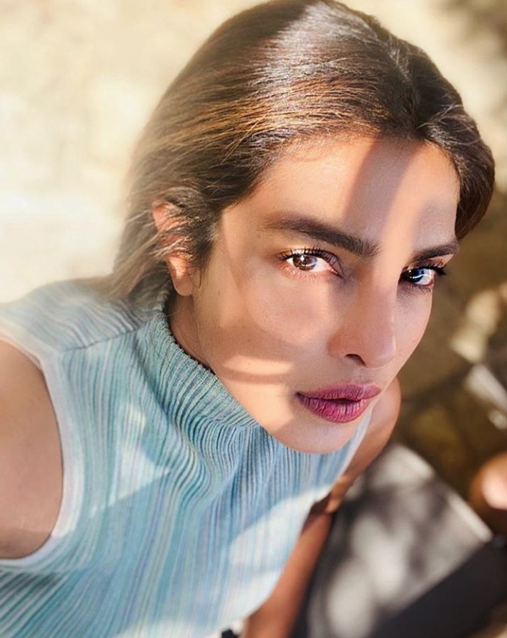 El tratamiento de belleza que jamás se salta Priyanka Chopra es una mascarilla hecha en casa (esto seguro que te ha sorprendido). Lo cierto es que la actriz ha heredado muchas recetas caseras de belleza de su madre y su abuela, entre ellas una mascarilla de cúrcuma que hace milagros con la piel del rostro. Si quieres iluminar la piel, mezcla una cucharada de yogur, una de avena y dos de cúrcuma. Mezcla, aplícala y déjala media hora antes de aclarar con agua templada. Milagro.