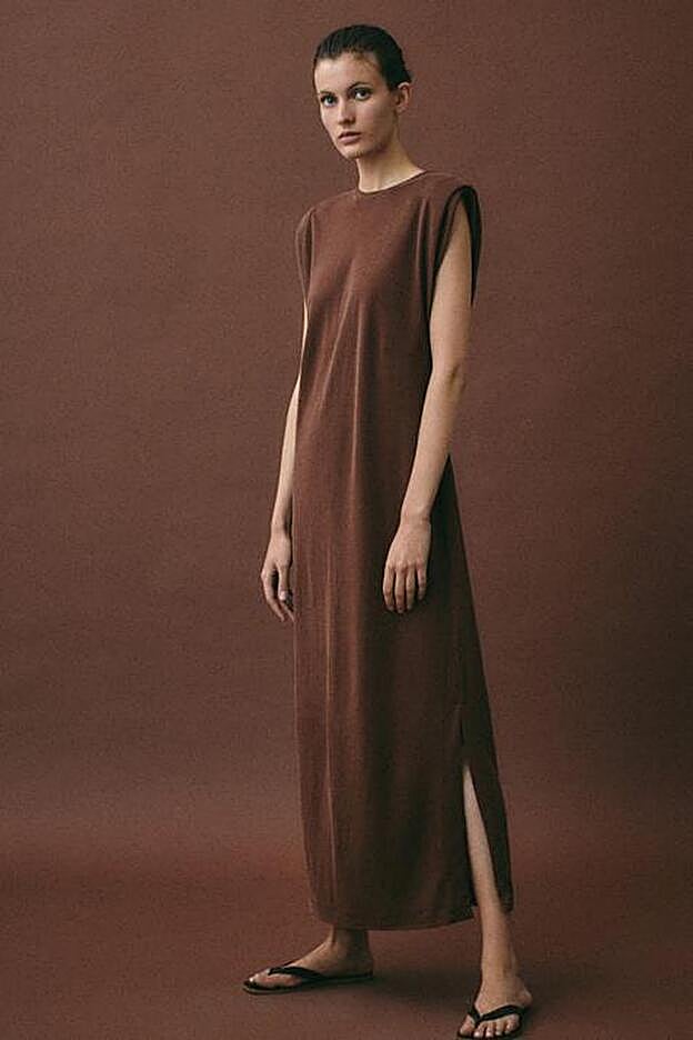La versión del vestido de Massimo Dutti es larga (59,95 euros).