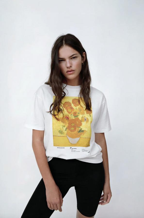 Con cuello redondo y manga corta, esta camiseta de Zara lleva en el frontal uno de los cuadros más famosos de Van Gogh, Los Girasoles. Cuesta 15,95 euros y está disponible entre las tallas S y XL.