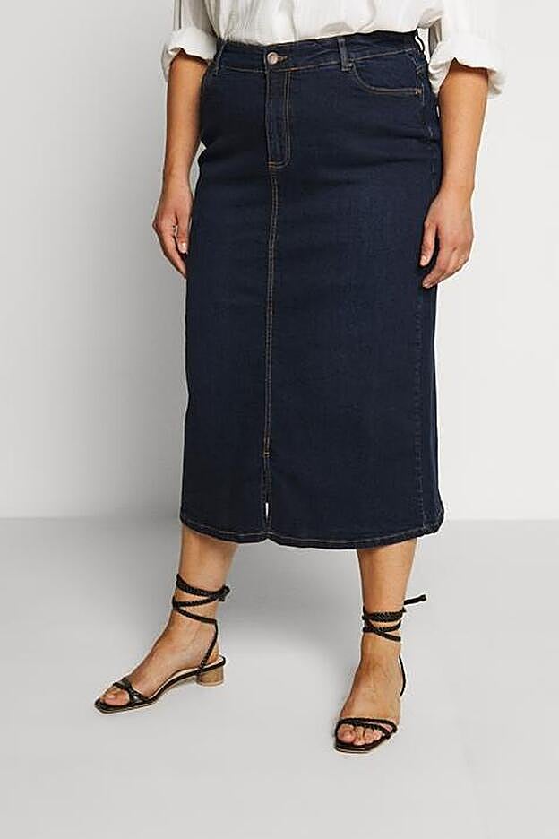 Falda larga vaquera en color azul oscuro y disponible en talla curvy, de Evans.