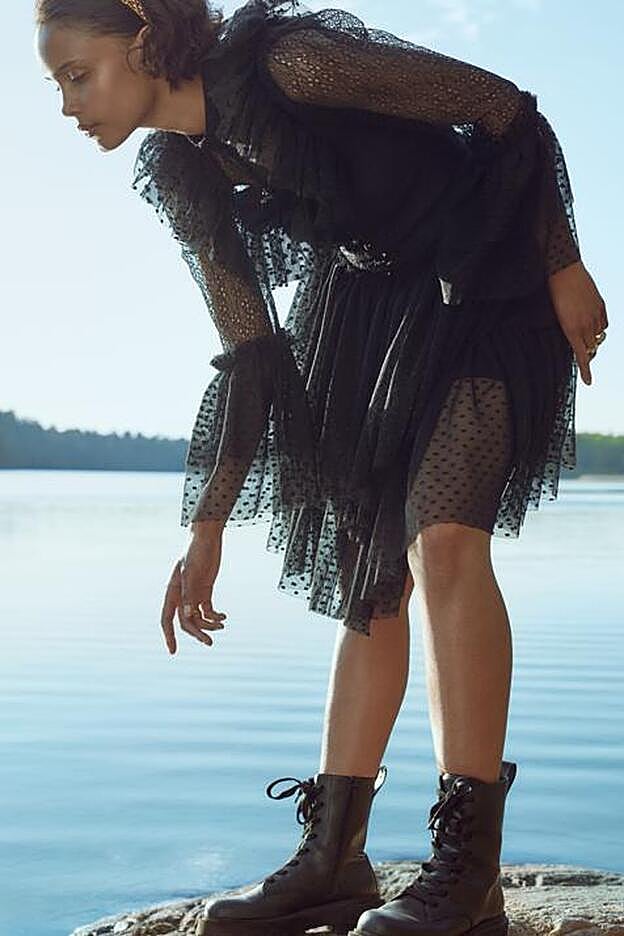 Vestido de gasa negra de la colección de Sandra Mansour para H&M