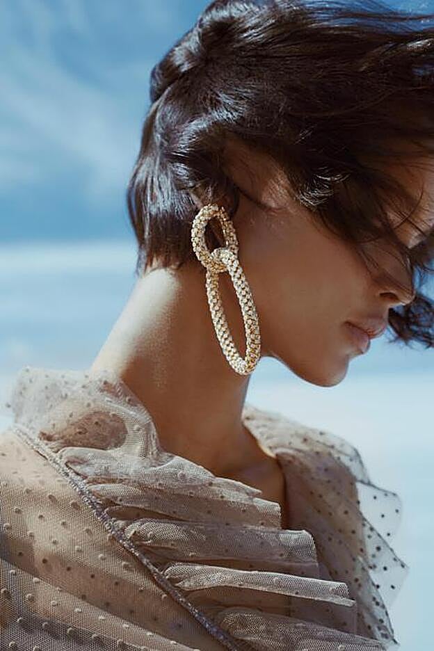 La colección de Sandra Mansour para H&M también incluye accesorios como estos pendientes.
