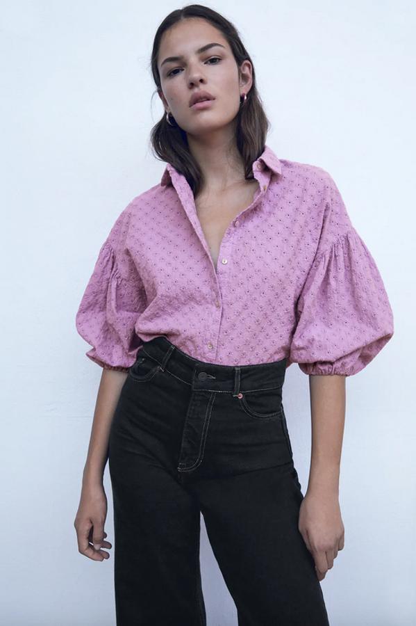El lila no podía faltar entre las nuevas propuestas de Zara y llega en esta blusa con el estampado de flores bordadas. Con cuello solapa y manga larga abullonada acabada en elástico, cuesta 25,95 euros y podemos encontrarla entre las tallas XS y XL.