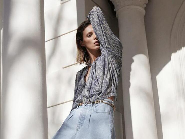 Fotos: Doce blusas estampadas que acaban de llegar a las tiendas para elevar cualquier look y estar impecables