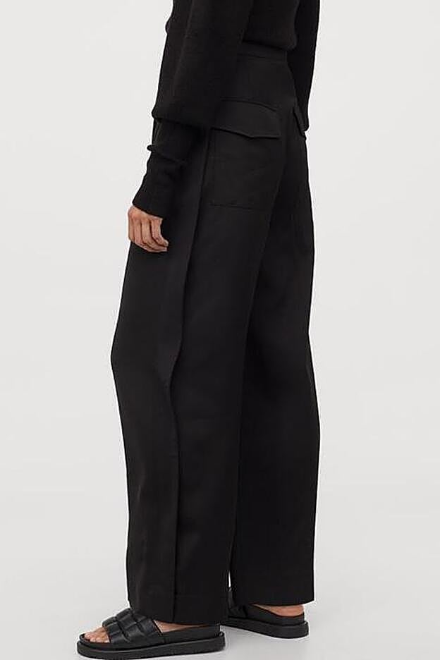 Pantalones anchos y con pinzas, disponibles en blanco en la nueva colección de H&M.