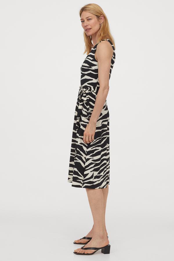 Vestido midi sin mangas con cinturón de tela a juego, de H&M (7,99 €).