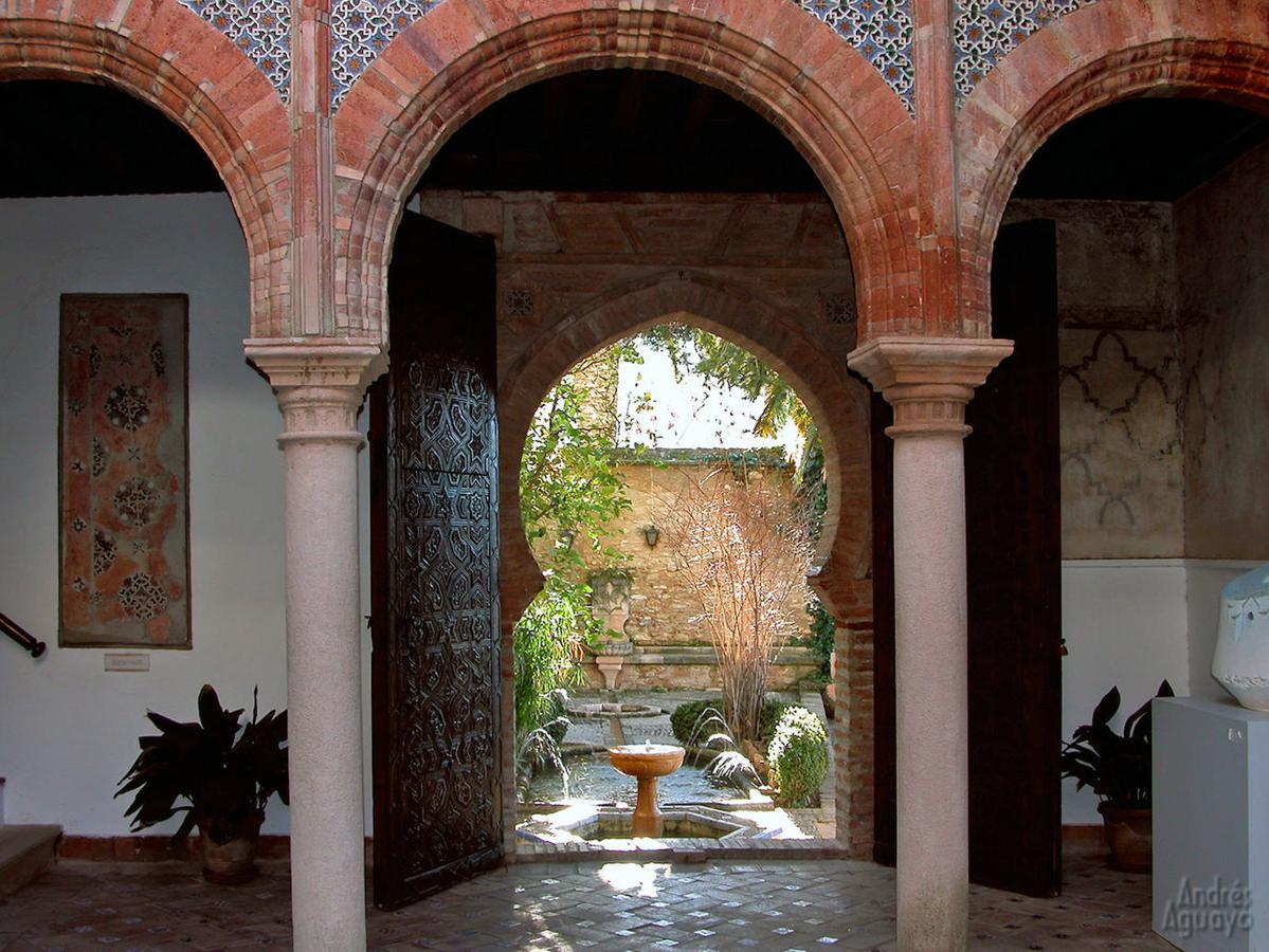 Construido en época andalusí, tras la conquista de la ciudad por los reinos cristianos sirvió de residencia temporal a los Reyes Católicos. Sus preciosos patios y jardines son un remanso de paz. En la actualidad, es la sede del Museo Municipal de Ronda.