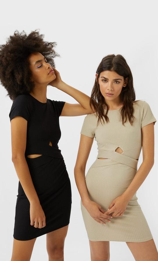 En color piedra y en negro, Stradivarius ha lanzado este vestido corto ajustado de cuello redondo y manga corta con aberturas en la cintura. Cuesta 19,99 euros y está disponible entre las tallas XS y XL.