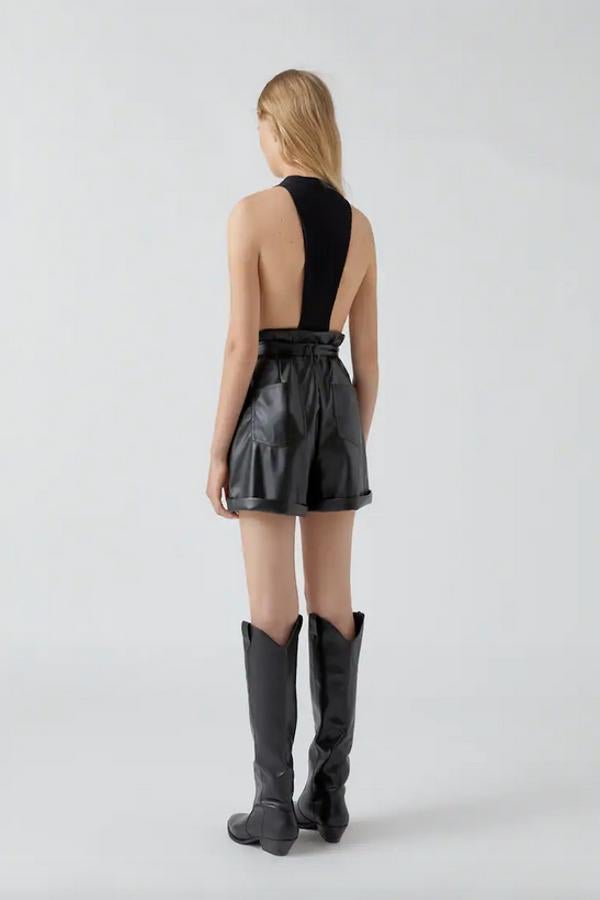 En Pull&Bear hemos encontrado este espectacular body en tejido de canalé, con escote redondo y manga sisa, con un diseño muy original en la espalda. Solo está a la venta en la web por 15,99 euros entre las tallas XS y XL.