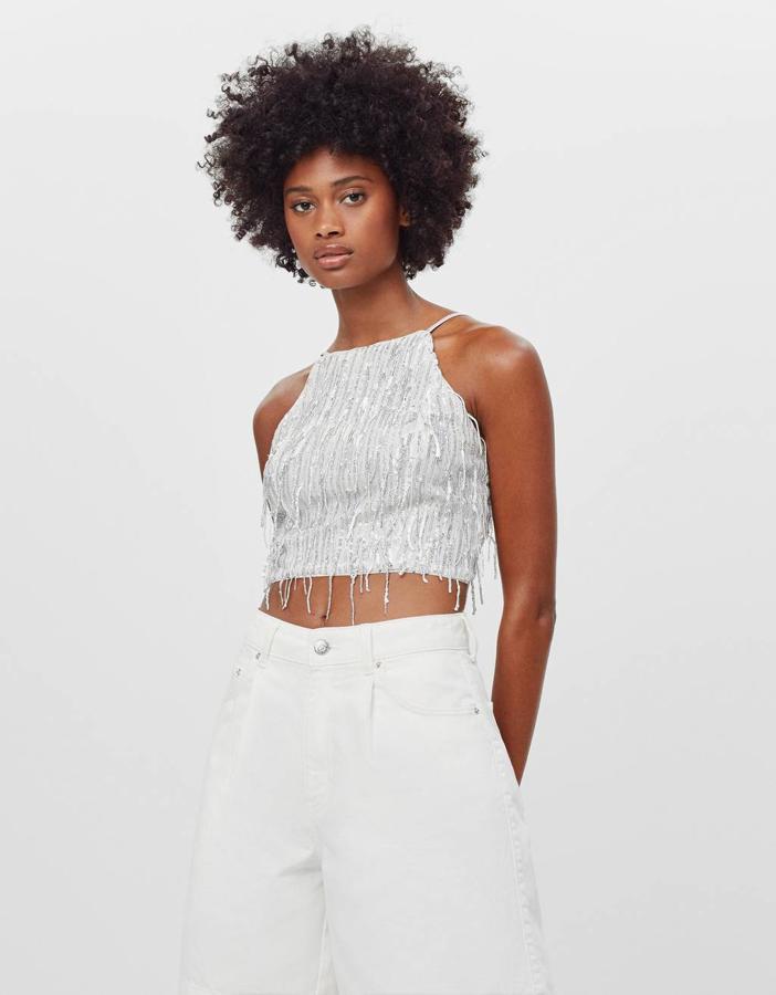 Otra propuesta de Bershka con flecos es este top con lentejuelas en color plata. Tiene un precio de 17,99 euros y está disponible entre las tallas XS y L.