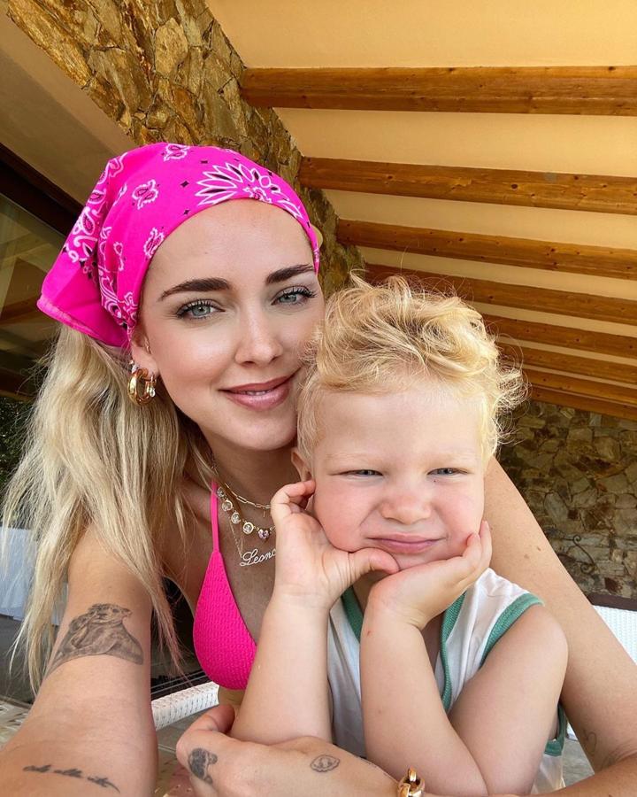 chiara Ferragni optó por un pañuelo de estampado pasley en color fucsia y a juego con su bikini. Y lo llevó al estilo pirata, pero anudándolo por debajo del pelo.