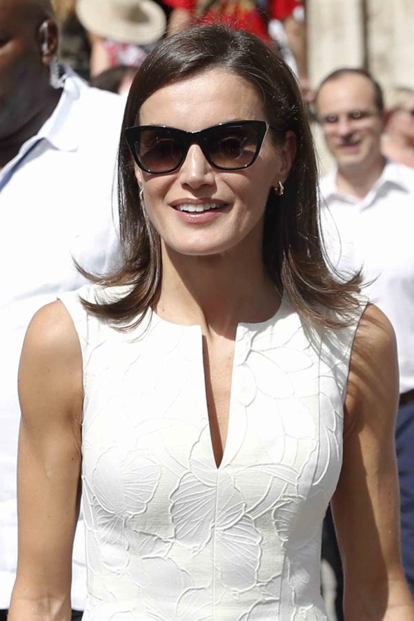 Estas son las últimas gafas que Letizia ha lucido en un acto oficial (el famoso viaje a Cuba de 2018) y una de las más favorecedoras y adecuadas. Se trata de un diseño 'cat eye' de Carolina Herrera de pasta negra, patilla metálica y cristales ahumados. Salvan la delgada línea 'fashionista' en la que a veces se mueve la monarca española, esa que separa la sensatez de la frivolidad.