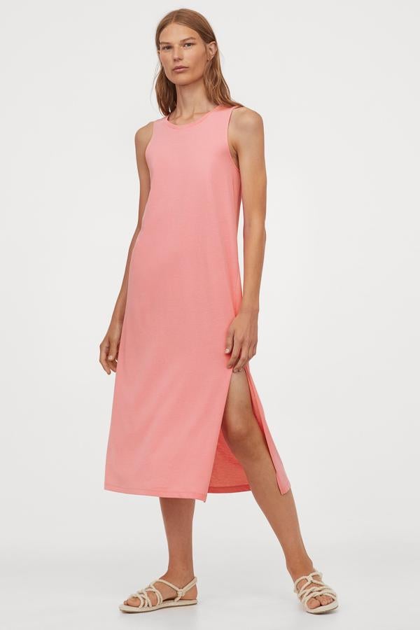 Este vestido de H&M es de esos que no te quitas en todo el verano. De algodón y con abertura lateral, no puede ser más cómodo y lo han sacado en un montón de colores (12,99 euros).