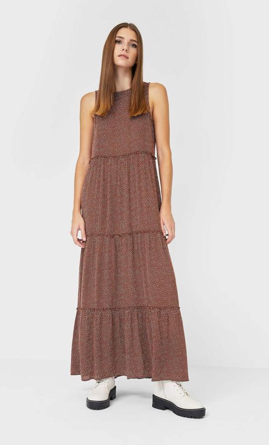 De gasa, con volantes y sin mangas. Este vestido de Stradivarius nos ha gustado, también, por su estampado de lunares mini en blanco sobre fondo marrón (25,99 euros).